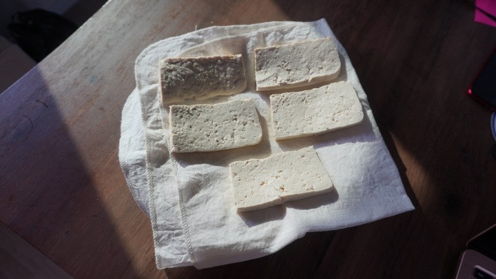 Keep the tofu on the kitchen towel to remove the water