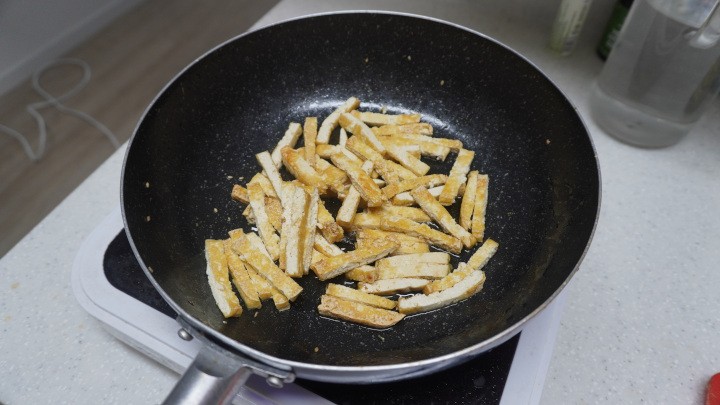 Slice the cool fried and fry them carefully