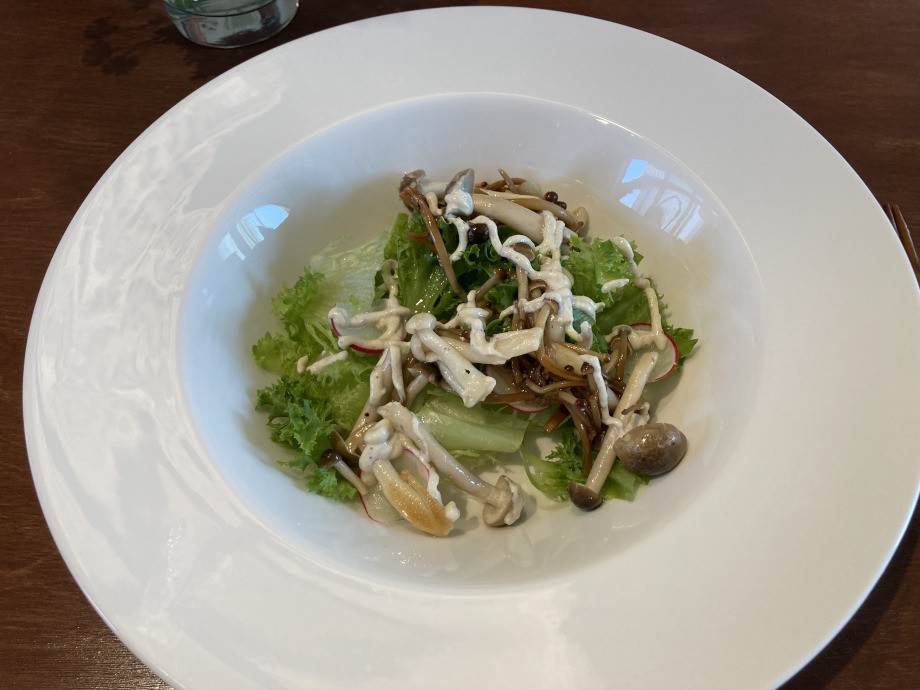 Sesame dressing salad with mushrooms and radish